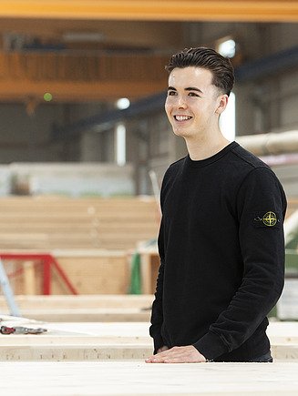 Foto eines jungen Mannes in der Produktion von ZÜBLIN Timber.