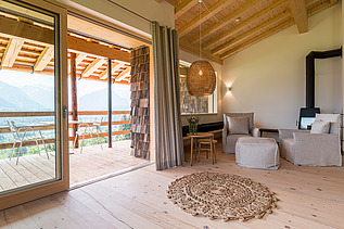 Foto eines Hotelzimmers mit Blick auf die Berge.