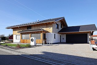Photo of a residential building made of LENO cross-laminated timber with a timber rendered façade.