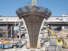 Foto von der Montage einer Sonderschalung aus Holz auf der Baustelle Stuttgart 21. Außenaufnahme während des Baustellenalltags.