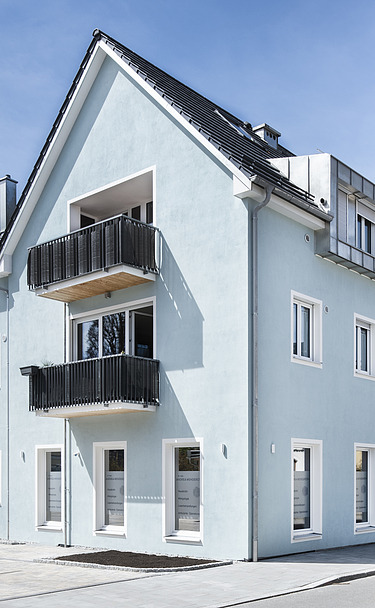 Wohnhaus Weilheim Foto eines Wohn- und Geschäftshauses aus Holz. LENO-BSP.