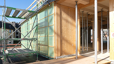 Photo of the assembly of the UmweltHaus in Nuremberg. You can see wooden elements.