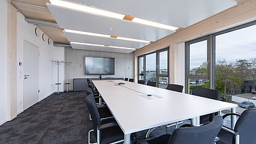 Photo of a furnished meeting room in the ZÜBLIN Neu-Ulm office.