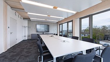 Photo of a furnished meeting room in the ZÜBLIN Neu-Ulm office.