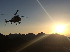 Foto der Holzbaumontage des Waltenberger Haus in Oberstdorf. Helikopter-Montage der LENO-BSP-Elemente.