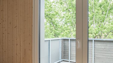 Foto eines Innenraums der Joseph-Stiftung in Bayreuth. Man sieht ein LENO-ADD-Außenwandelement.