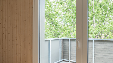 Photo of an interior of the Joseph Foundation in Bayreuth. You can see a LENO ADD exterior wall element.