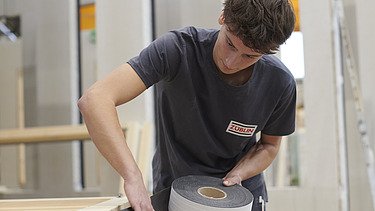 Sebastian arbeitet viel mit seinen Händen.