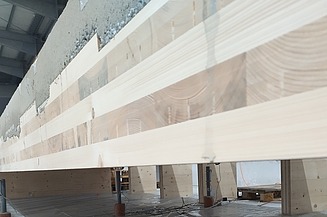 Foto eines LENO-Holzelements mit Betonschicht in der Produktionshalle von ZÜZBLIN Timber.