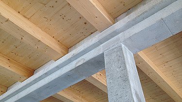 Photo of the Flexim Berlin shell from the inside. On display: Wood-concrete composite ceilings.