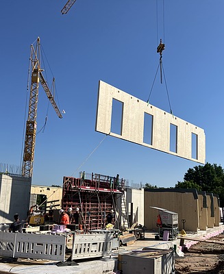 Vorgefertigte LENO®-Innenwände werden auf der Baustelle montiert. 