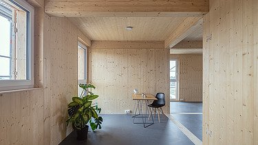 Aktuelles ZÜBLIN Timber. Deutscher Holzbau Preis 2025. Foto eines Innenraumes mit vielen Holzoberflächen. Collegium Academicum Heidelberg.