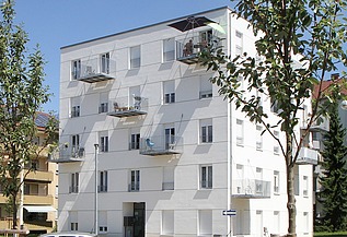 Photo of a white, multi-storey residential building. Residential park, Speyer-West