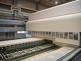 Photo of the panel processing line (PBA) in the ZÜBLIN Timber production hall.