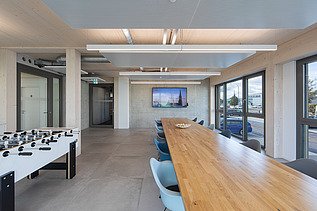 Photo of a furnished canteen room in the ZÜBLIN Neu-Ulm office.