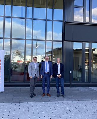 Matthias Diependaele (center) with the technical division manager of ZÜBLIN Timber, Roman Kreutmayr (left), and the technical division manager of STRABAG Belgium, Tom Bosman (right).