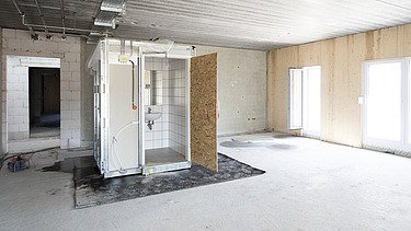 Photo of the assembly of bathroom modules. Hangweide Kernen neighborhood project.