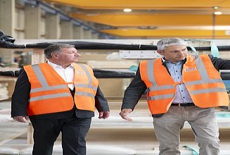 Austausch über die serielle Produktion mit Holz im Rahmen einer Werksführung.