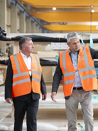 Exchange on serial production with wood as part of a factory tour.