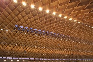 Detailed photo of the wooden roof construction of the Warnow Hansa exhibition hall in Rostock.