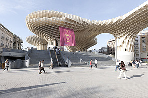 Geschichte ZÜBLIN Timber Foto einer pilzförmigen Holzkonstruktion auf dem Marktplatz von Sevilla. Metropol Parasol.