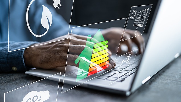 Foto einem aufgeklappten Laptop auf dem eine virtuale Gebäudezeichnung aufgeht.