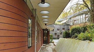 Foto eines modernen Bungalows mit LENO-BSP-Flachdach. Detailbild Fassade und Dach.