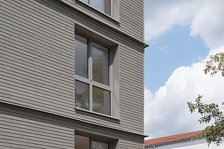 Foto der Joseph-Stiftung in Bayreuth. Man sieht ein Gebäude mit grauer Fassade.