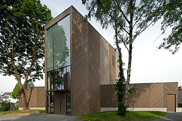 Kirche KGK Immanuelkirche Köln Foto einer Außenaufnahme der Immanuelkirche in Köln. Diese hat eine Holzfassade und ein Flachdach und einen je seitlichen Anbau aus Holz.