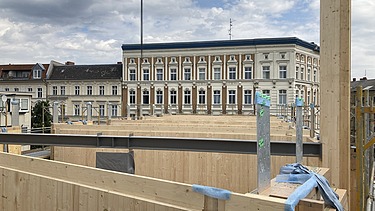 Foto der Holzbaumontage in der Stendaler Straße in Berlin. Man sieht LENO-Brettsperrholzelemente.