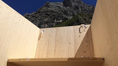 Foto der Holzbaumontage des Waltenberger Haus in Oberstdorf. LENO-BSP-Elemente.