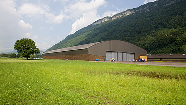 Foto der Montagehalle Pilatus CH-Stans aus der Ferne.