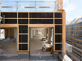 Foto des Rohbaus VINZENT in München. Zu sehen ist ein Holzrahmenbauelement.