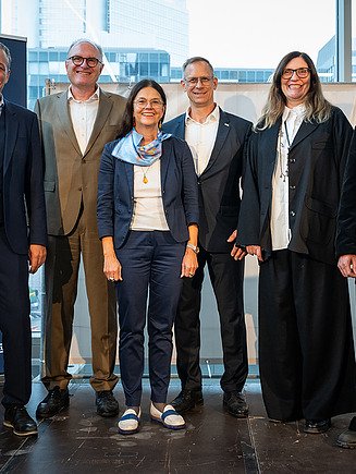 (v.l.n.r.): Kersten Waltz (Bereichsleiter STRABAG Real Estate München), Axel Uttenreuther (Vorsitzender des Vorstands Bayerische Versorgungskammer), Prof. Dr. (Univ. Florenz) Elisabeth Merk (Stadtbaurätin und Leiterin des Referats für Stadtplanung und Bauordnung, Stadt München), Johannes Widmann (Direktionsleiter Ed. Züblin AG), Katharina Loges (David Chipperfield Architects), Tobias Gottwald (Oberpolier Ed. Züblin AG)