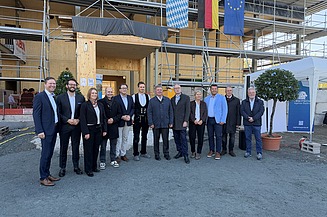 Christian Bernreiter, Minister for Construction (6th from the right), and Prof. Dr Dr h.c. Stefan Leible, President of the University of Bayreuth (5th from the right), at the topping-out ceremony.