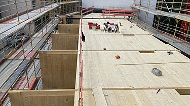 Foto der Holzbaumontage in der Stendaler Straße in Berlin. Man sieht LENO-Brettsperrholzelemente.