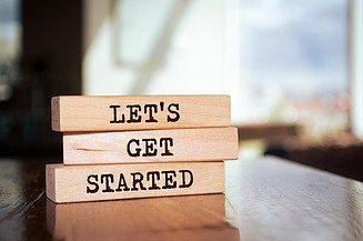 Karriere ZÜBLIN Timber Foto mit Holzklötzen und Schriftzügen Let's get startet darauf.