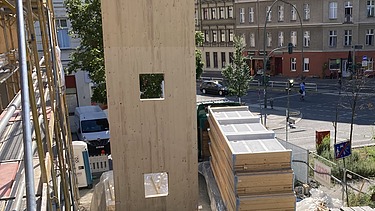 Foto der Holzbaumontage in der Stendaler Straße in Berlin. Man sieht ein großes LENO-ADD-Holzelement.