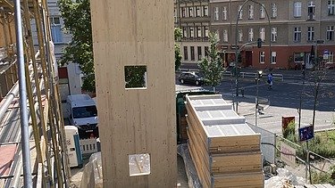 Photo of the timber construction assembly in Stendaler Straße in Berlin. You can see a large LENO ADD wooden element.