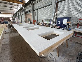 Photo of a horizontal LENO ADD element in the ZÜBLIN Timber production hall. 