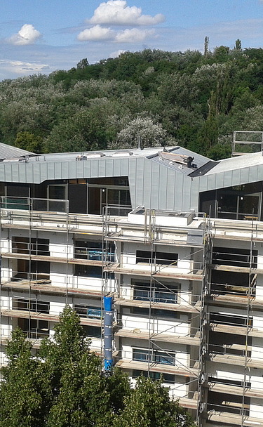 Foto eines mehrgeschossigen Gebäudes. Aufstockung aus Holz.