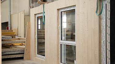 Foto von LENO-ADD-Außenwände in der Produktion von ZÜBLIN Timber 