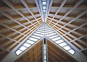 Foto des Gerichtshofs in Antwerpen von Innen. Zu sehen ist die Holzkonstruktion der Dachspitze.