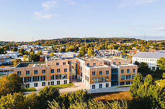SF-Objektbau bei ZÜBLIN Timber. Projekt Universität Witten-Herdecke Foto einer Luftaufnahme eines Holzbaukomplexes. Die Universität Witten-Herdecke  ist zu sehen.