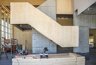 Foto im Rohbauzustand von innen. Eingangsbereich JOWAT Haus der Technik.