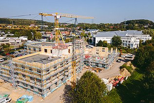 Photo of Witten University from the outside. You can see the assembly of large wooden elements from a bird's eye view