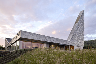 Foto der Tau Kirke in TAU Norwegen. Zu sehen ist ein modernes Gebäude.