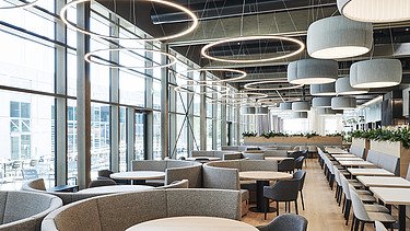 Innenaufnahme des Mitarbeiterrestaurants Viessmann in Allendorf. Zu sehen ist moderner, möblierter Speiseraum.
