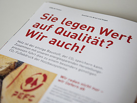 Foto der Innenseite der Broschüre Holzbauelemente von ZÜBLIN Timber. Man sieht eine Baumscheibe und die Überschrift Sie legen Wert auf Qualität? Wir auch!