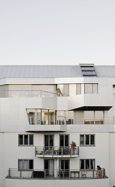 Extension Rottmannstrasse Munich Photo of a multi-storey building with a white façade. Extension with LENO cross laminated timber.